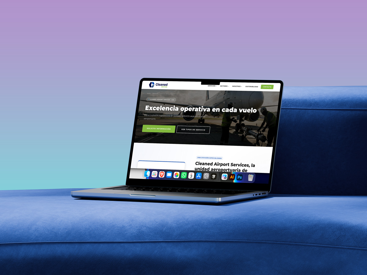 Laptop con el sitio de Cleaned Airport Services y el titular Excelencia operativa en cada vuelo