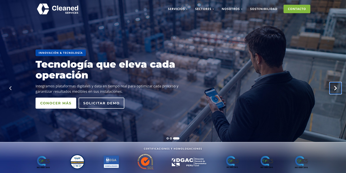 Home de Cleaned Services con el titular Tecnología que eleva cada operación y la franja de certificaciones