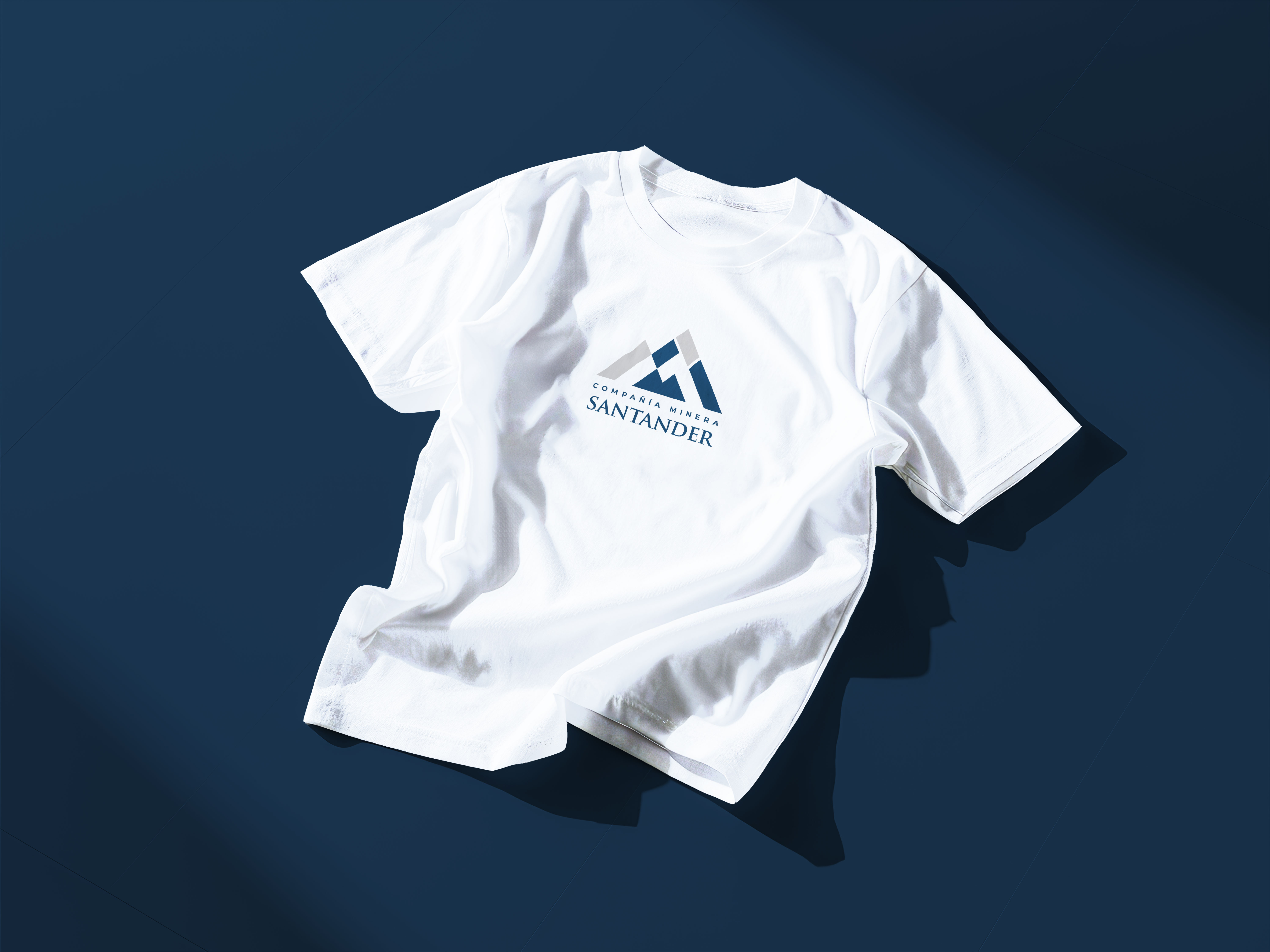 Camiseta blanca con el logotipo de Compañía Minera Santander sobre un fondo azul